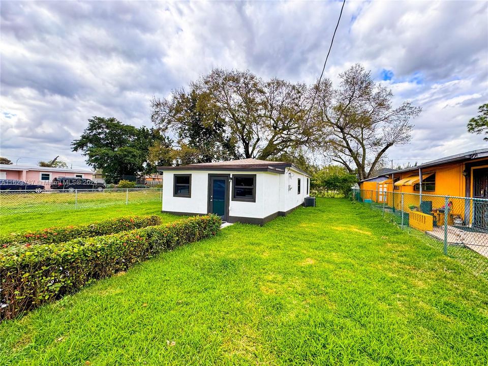 Active With Contract: $459,900 (3 beds, 2 baths, 942 Square Feet)