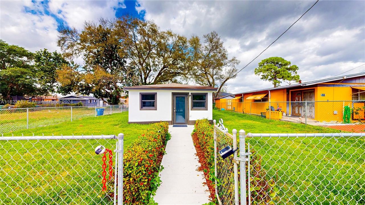 Active With Contract: $459,900 (3 beds, 2 baths, 942 Square Feet)