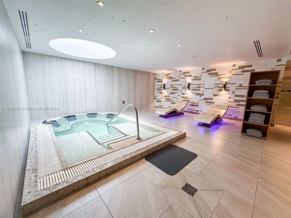 Hot tub and relaxing area in spa