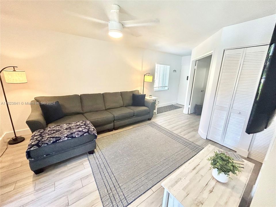 For Sale: $325,000 (2 beds, 2 baths, 1082 Square Feet)