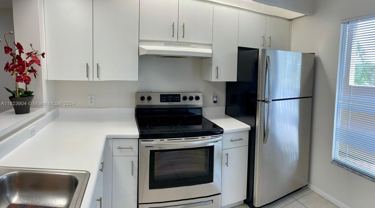 Active With Contract: $1,599 (1 beds, 1 baths, 540 Square Feet)