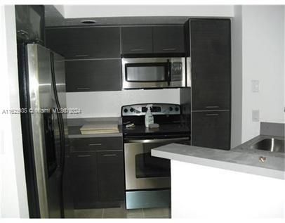 For Rent: $2,000 (2 beds, 2 baths, 963 Square Feet)