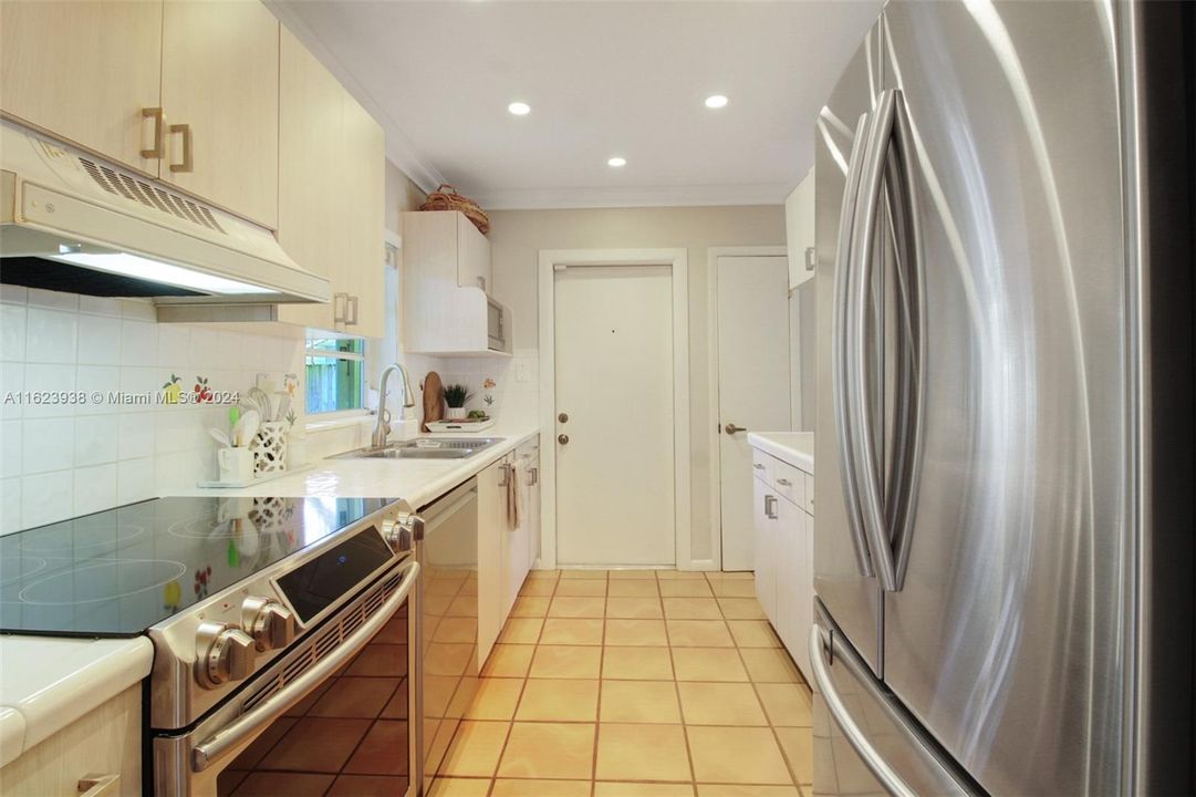 Recently Sold: $679,000 (3 beds, 2 baths, 1872 Square Feet)