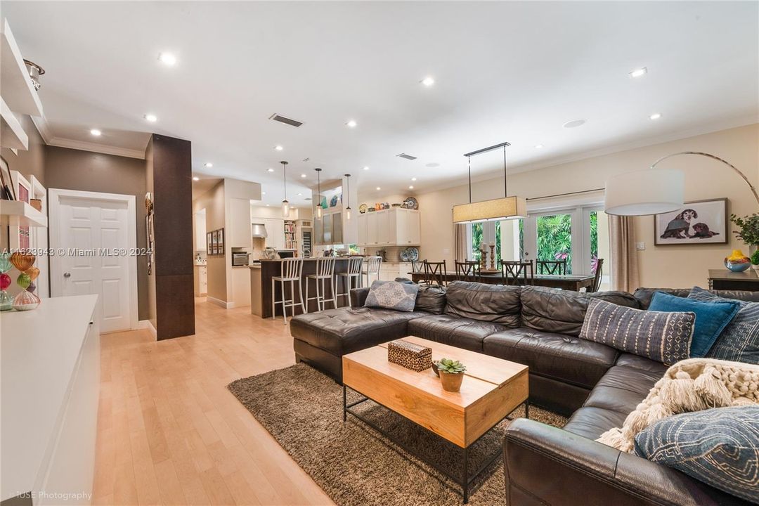 Active With Contract: $3,595,000 (5 beds, 4 baths, 4104 Square Feet)