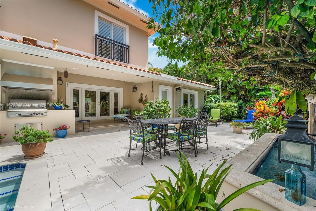 Active With Contract: $3,595,000 (5 beds, 4 baths, 4104 Square Feet)