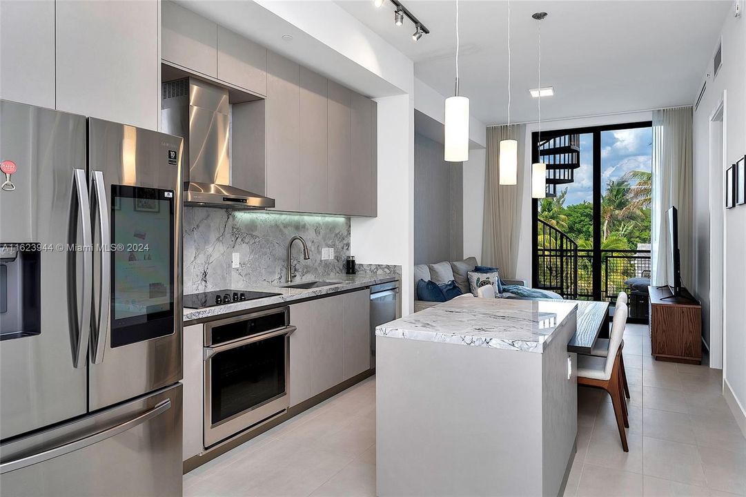 For Sale: $749,000 (1 beds, 1 baths, 751 Square Feet)