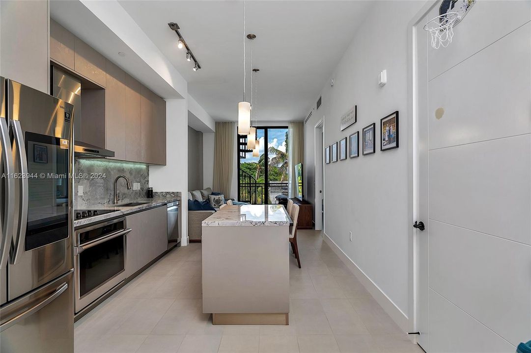 For Sale: $749,000 (1 beds, 1 baths, 751 Square Feet)