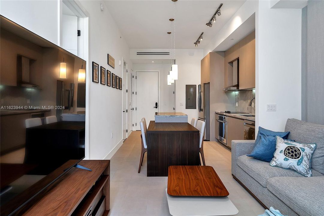 For Sale: $749,000 (1 beds, 1 baths, 751 Square Feet)