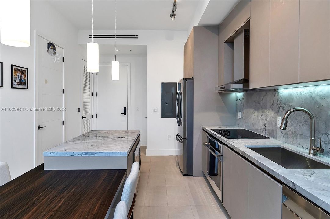 For Sale: $749,000 (1 beds, 1 baths, 751 Square Feet)