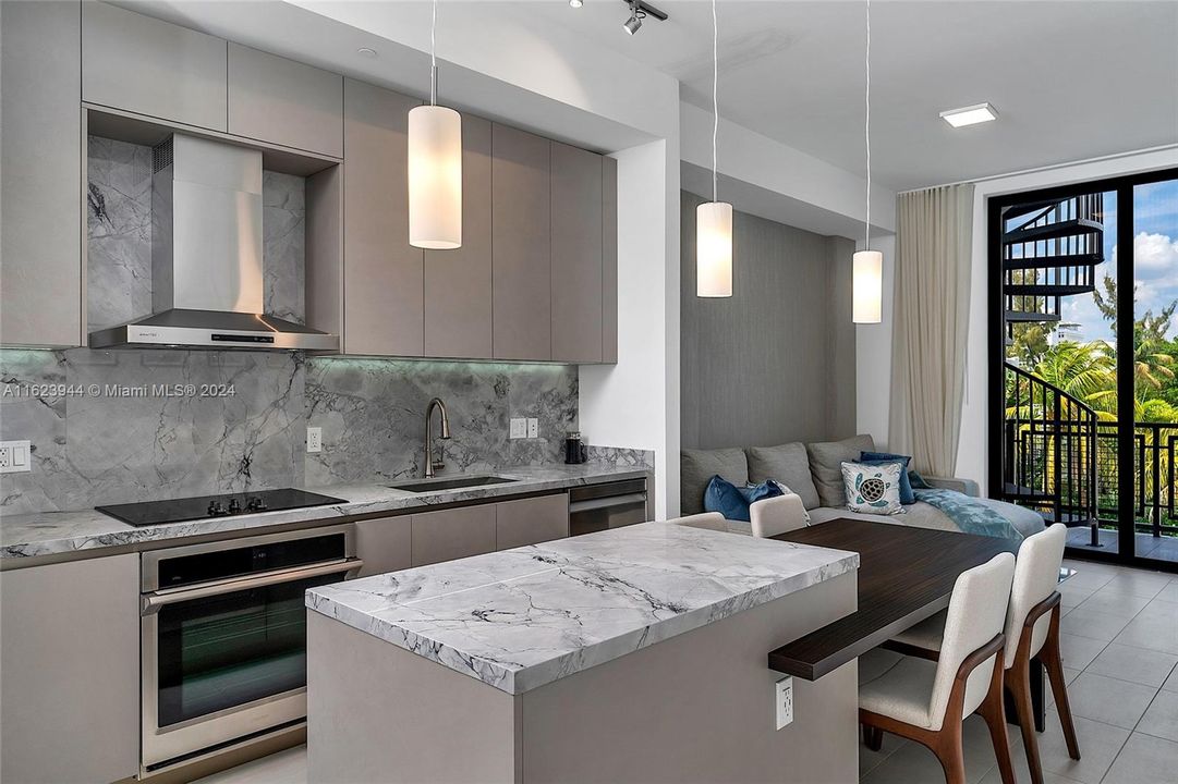 For Sale: $749,000 (1 beds, 1 baths, 751 Square Feet)