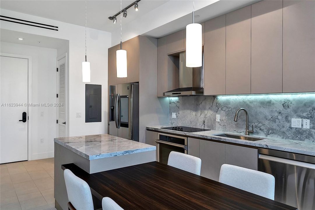 For Sale: $749,000 (1 beds, 1 baths, 751 Square Feet)