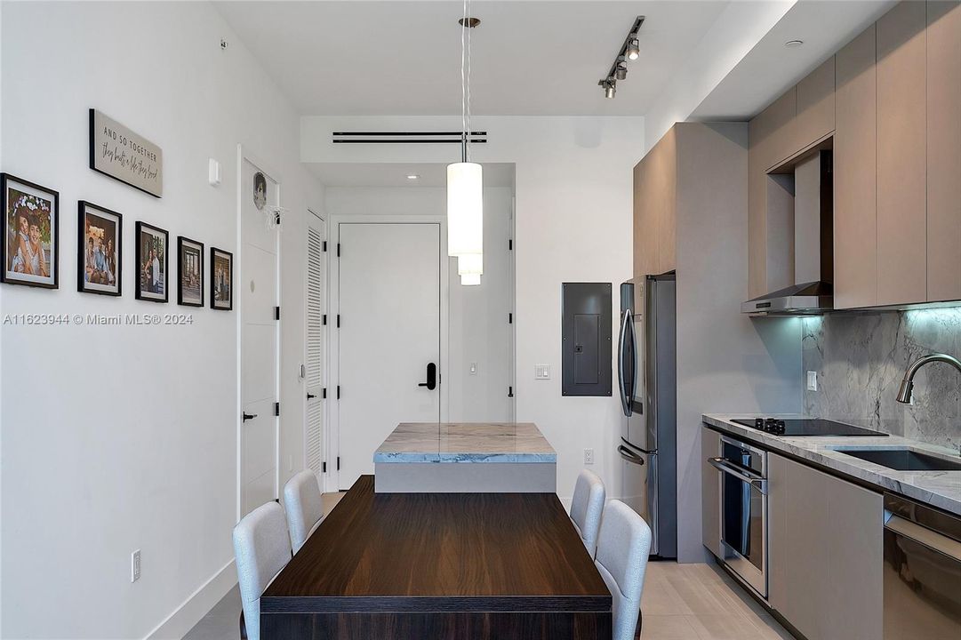 For Sale: $749,000 (1 beds, 1 baths, 751 Square Feet)