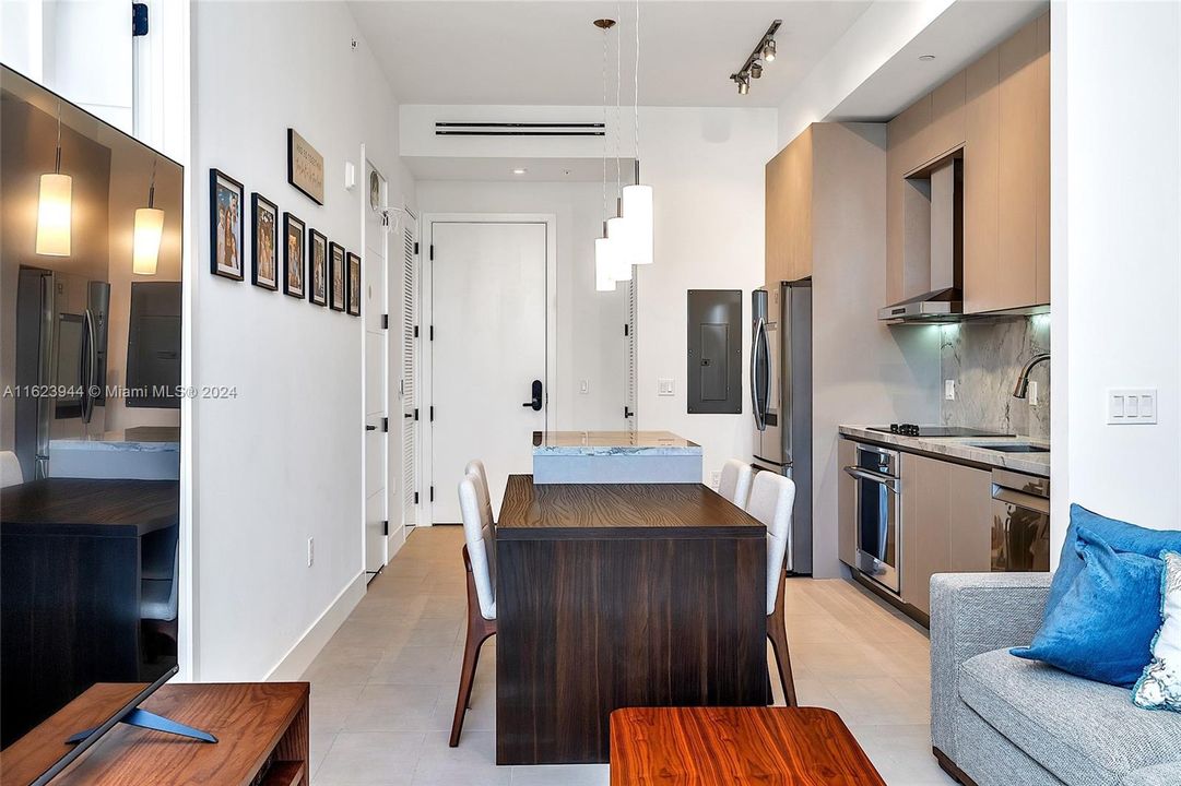 For Sale: $749,000 (1 beds, 1 baths, 751 Square Feet)