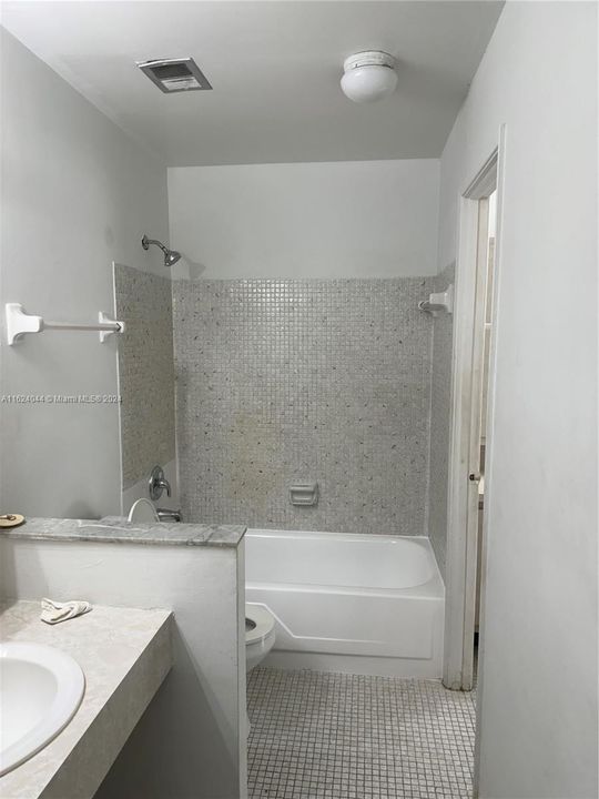 Active With Contract: $225,000 (1 beds, 1 baths, 736 Square Feet)