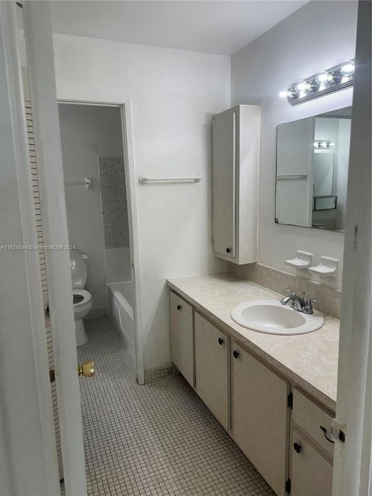 Active With Contract: $225,000 (1 beds, 1 baths, 736 Square Feet)