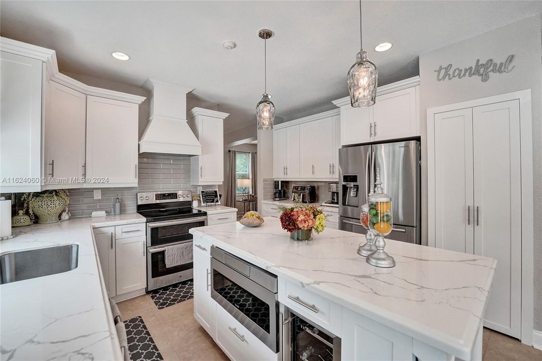 Vendido Recientemente: $1,195,000 (6 camas, 4 baños, 3220 Pies cuadrados)