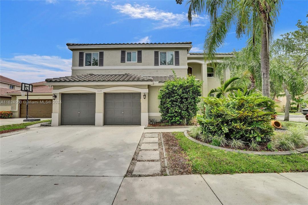 Vendido Recientemente: $1,195,000 (6 camas, 4 baños, 3220 Pies cuadrados)