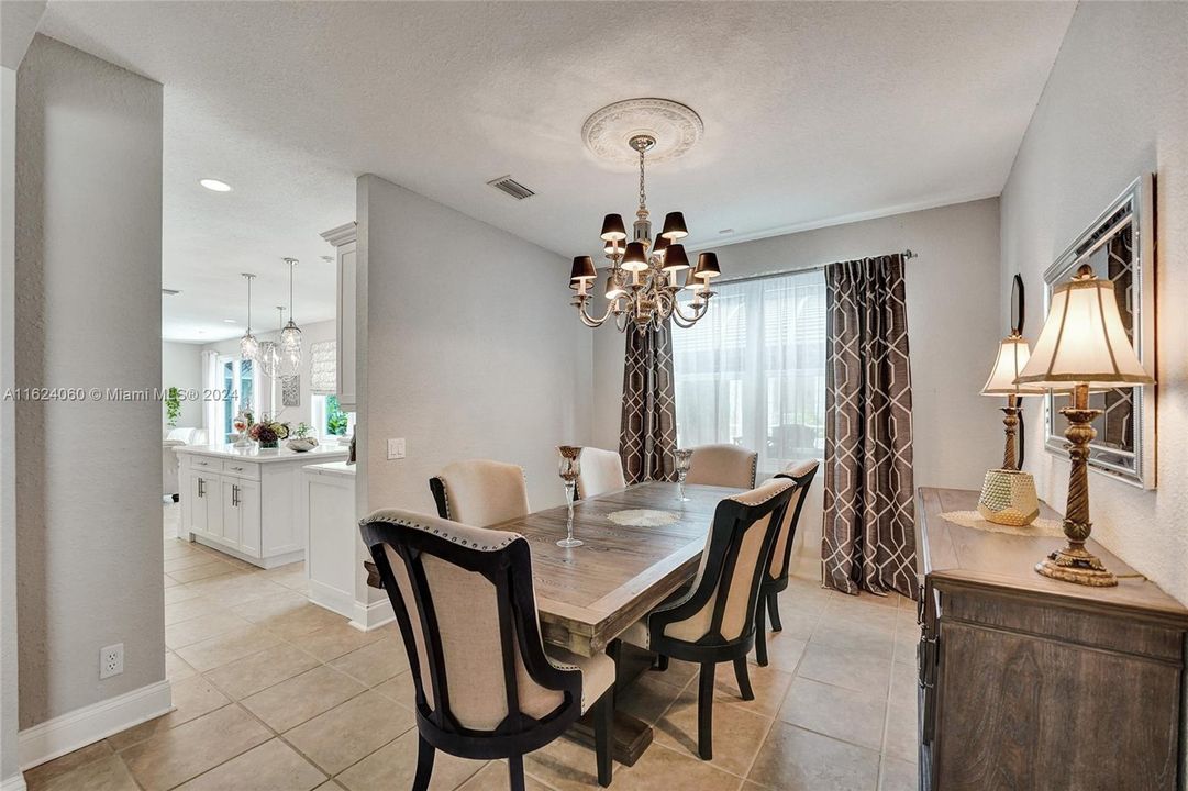 Vendido Recientemente: $1,195,000 (6 camas, 4 baños, 3220 Pies cuadrados)