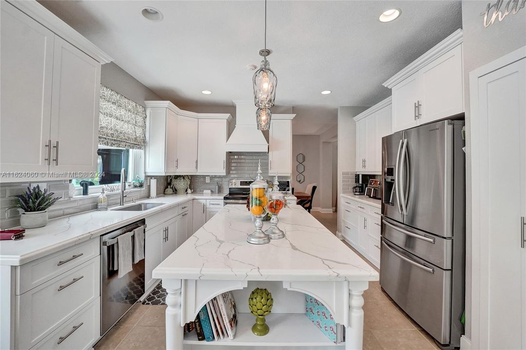 Vendido Recientemente: $1,195,000 (6 camas, 4 baños, 3220 Pies cuadrados)