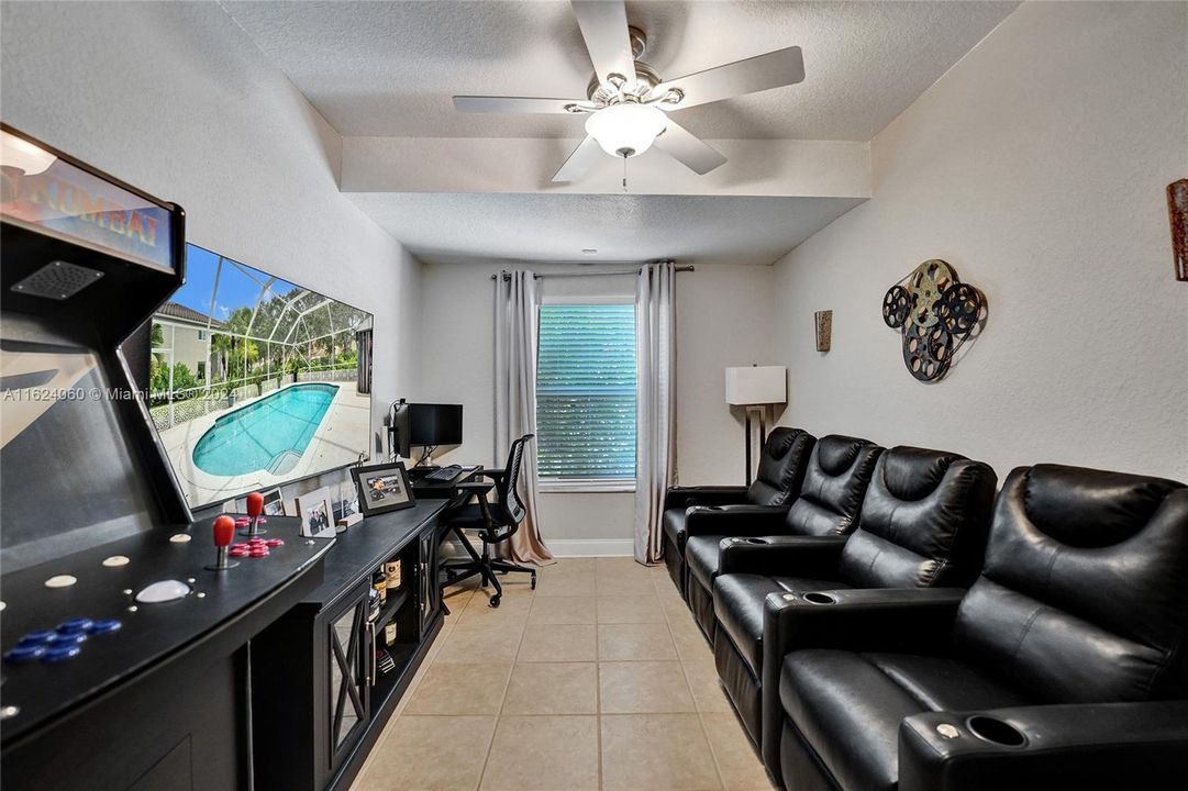 Vendido Recientemente: $1,195,000 (6 camas, 4 baños, 3220 Pies cuadrados)