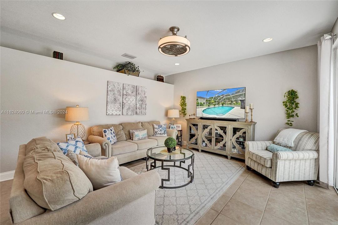 Vendido Recientemente: $1,195,000 (6 camas, 4 baños, 3220 Pies cuadrados)