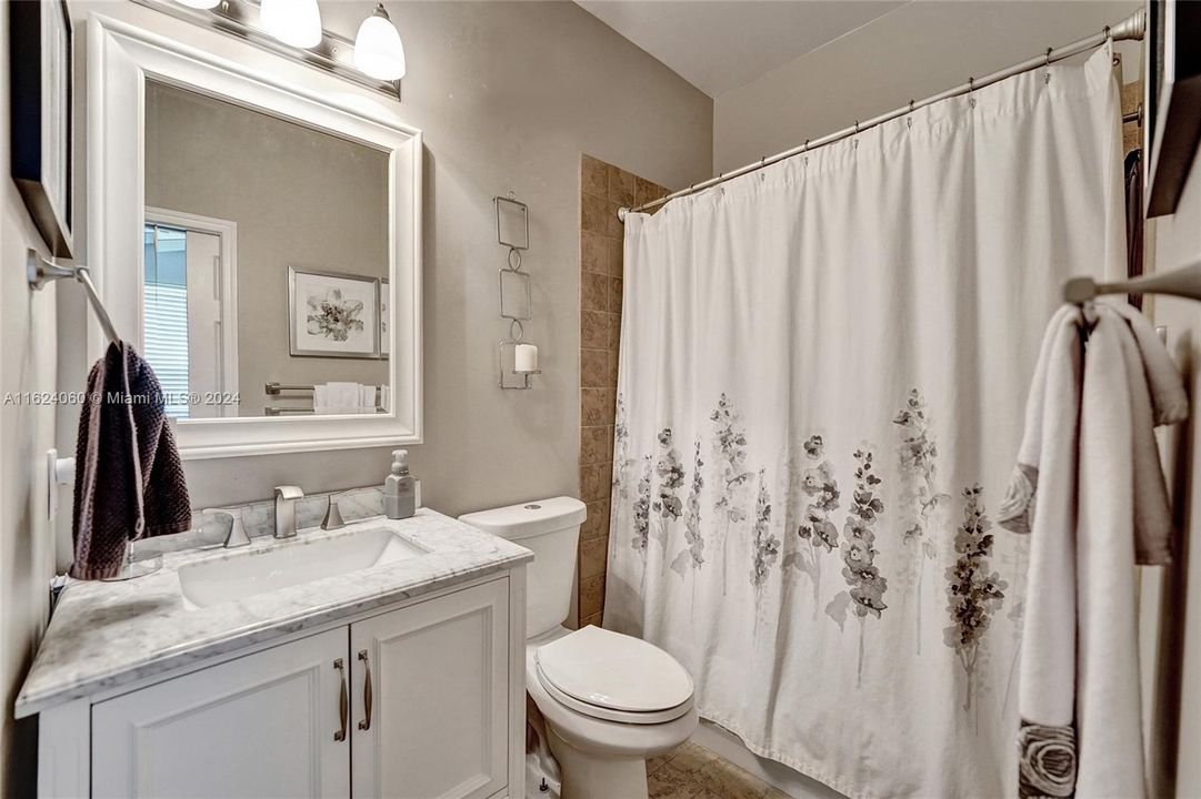 Vendido Recientemente: $1,195,000 (6 camas, 4 baños, 3220 Pies cuadrados)