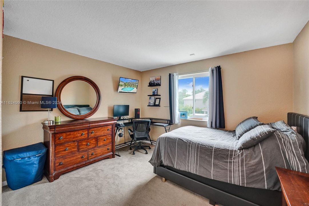 Vendido Recientemente: $1,195,000 (6 camas, 4 baños, 3220 Pies cuadrados)