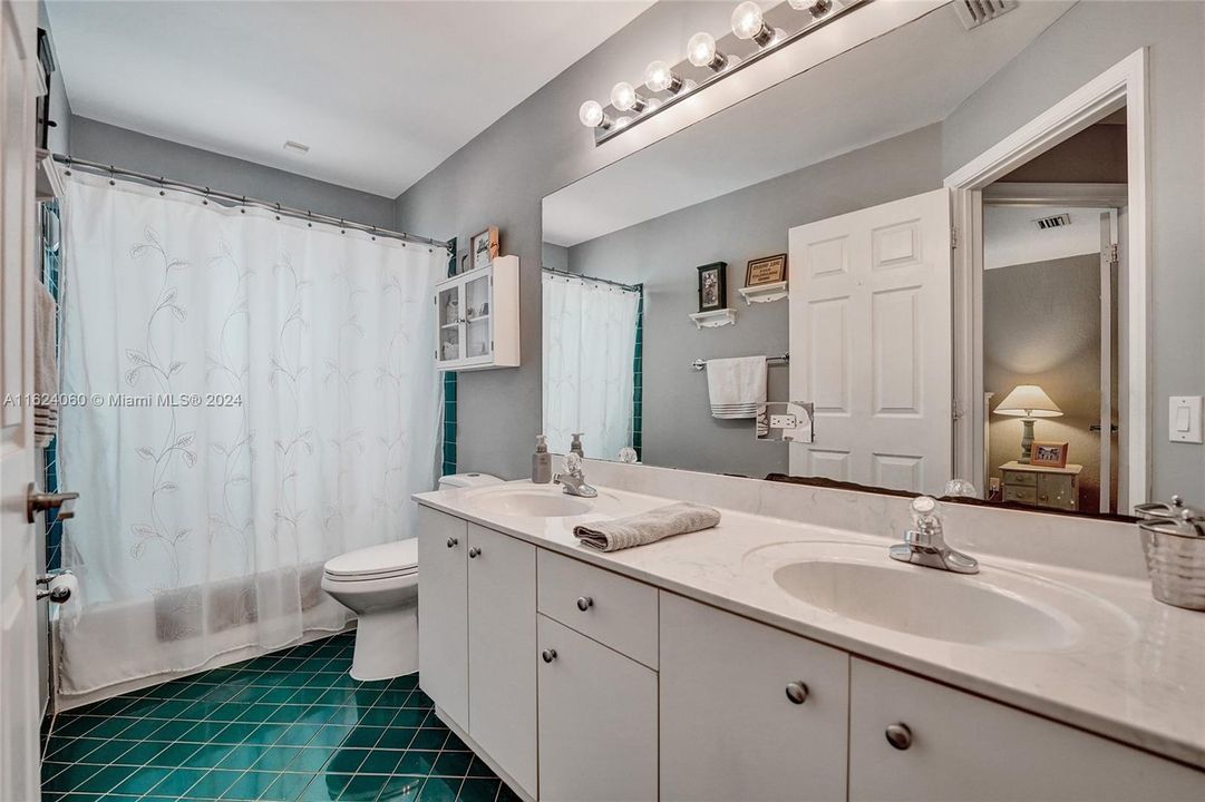 Vendido Recientemente: $1,195,000 (6 camas, 4 baños, 3220 Pies cuadrados)