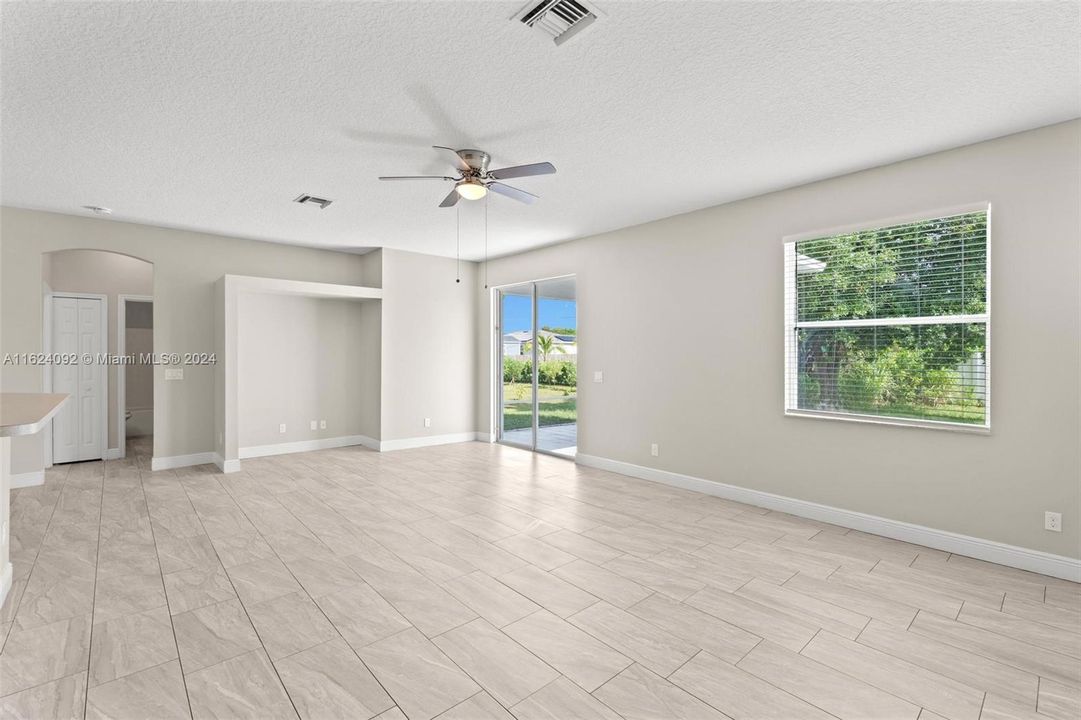 最近售出: $410,000 (4 贝兹, 2 浴室, 2012 平方英尺)