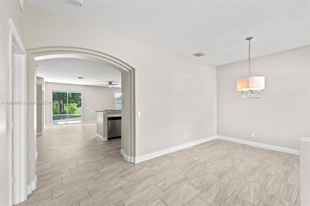 最近售出: $410,000 (4 贝兹, 2 浴室, 2012 平方英尺)