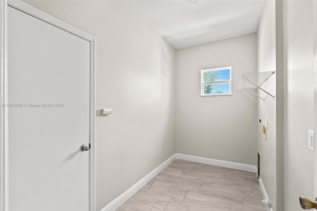 最近售出: $410,000 (4 贝兹, 2 浴室, 2012 平方英尺)