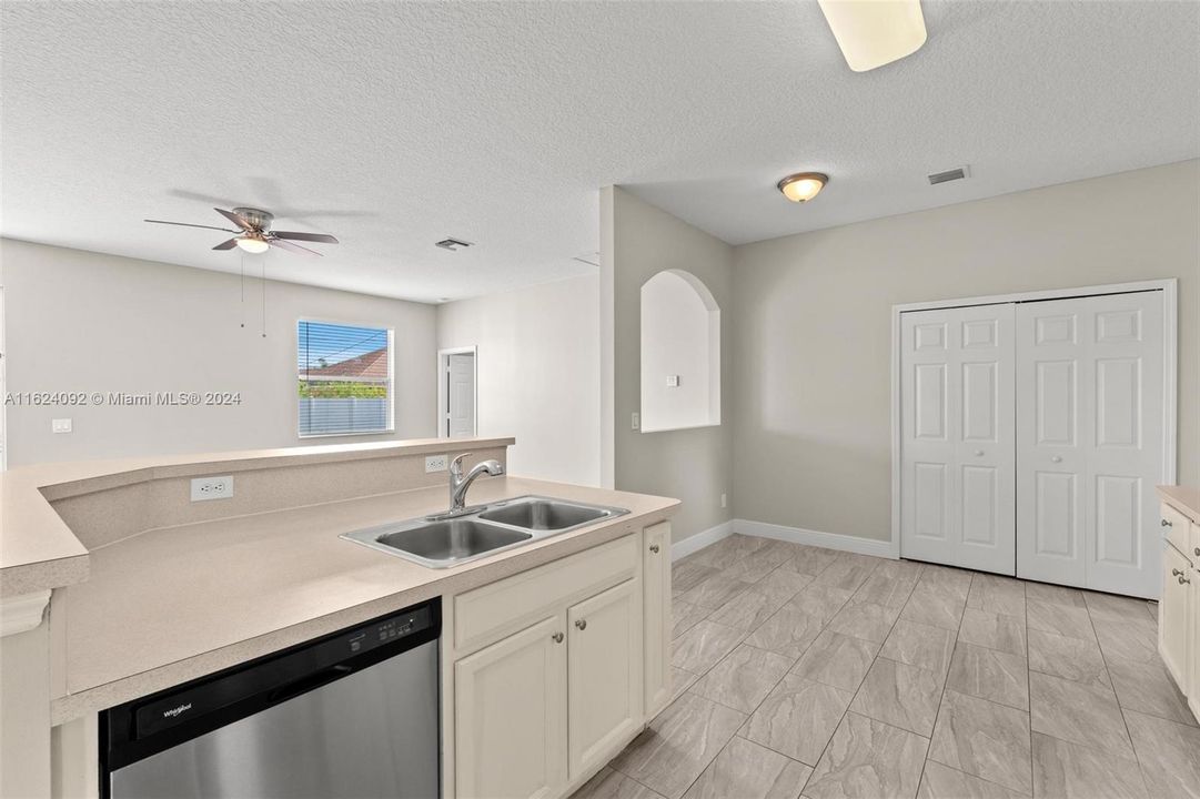 最近售出: $410,000 (4 贝兹, 2 浴室, 2012 平方英尺)