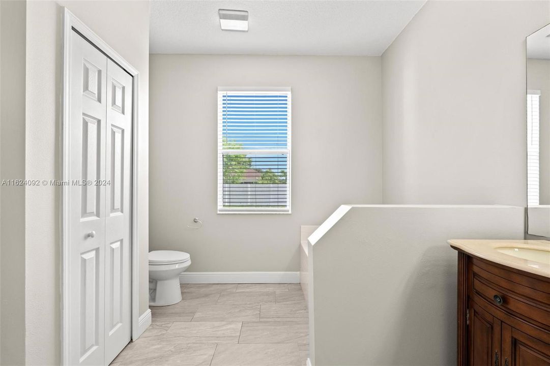 最近售出: $410,000 (4 贝兹, 2 浴室, 2012 平方英尺)