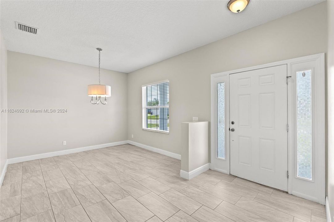 最近售出: $410,000 (4 贝兹, 2 浴室, 2012 平方英尺)