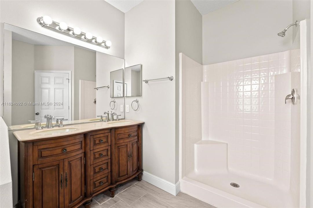 最近售出: $410,000 (4 贝兹, 2 浴室, 2012 平方英尺)