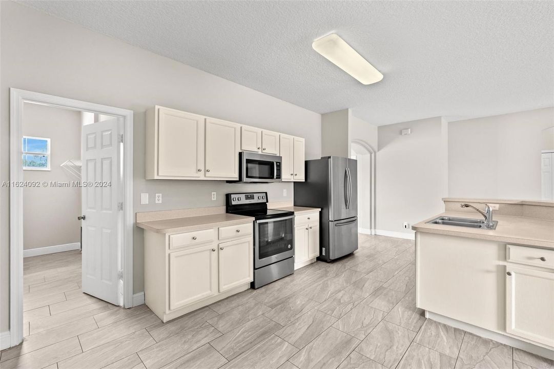 最近售出: $410,000 (4 贝兹, 2 浴室, 2012 平方英尺)