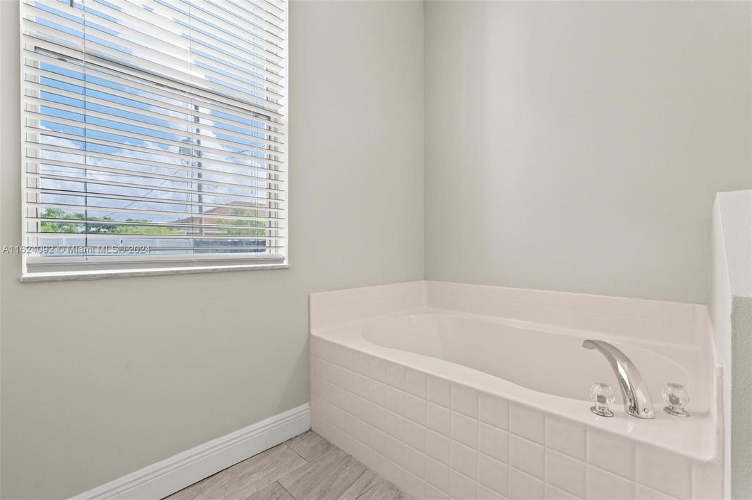 最近售出: $410,000 (4 贝兹, 2 浴室, 2012 平方英尺)