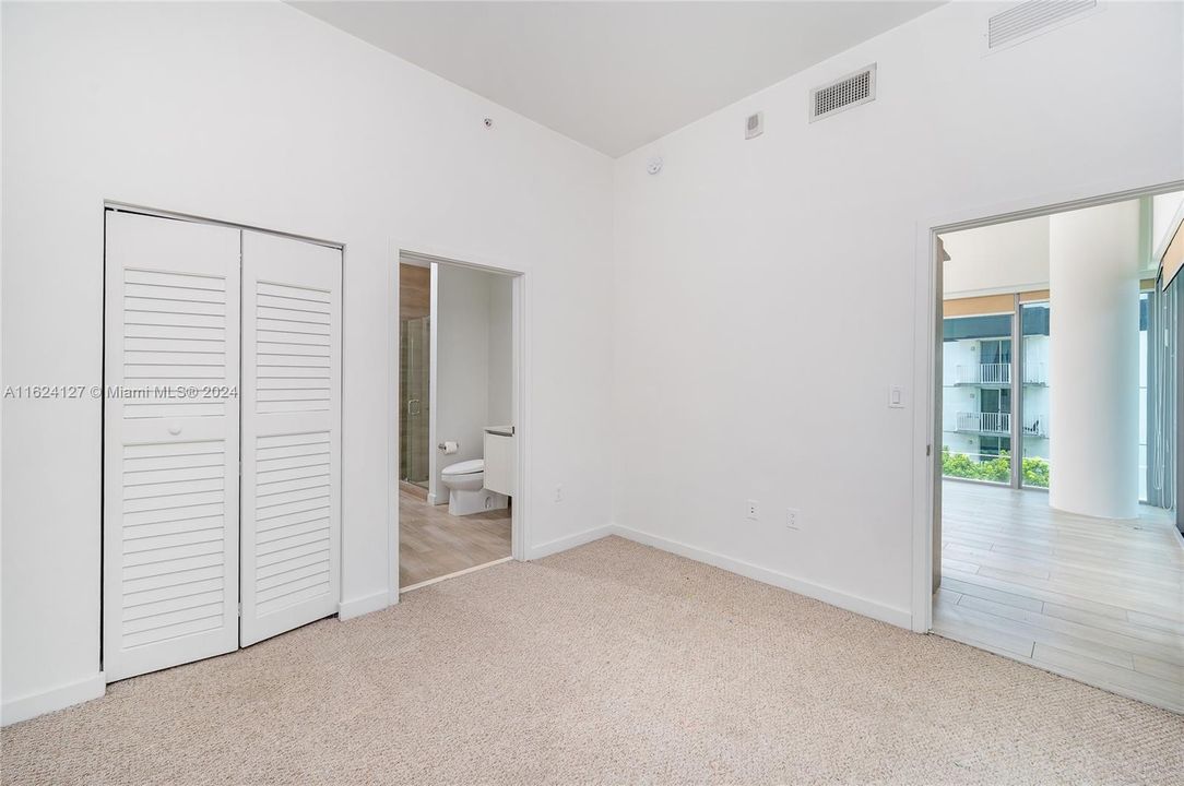 For Sale: $489,000 (2 beds, 2 baths, 973 Square Feet)