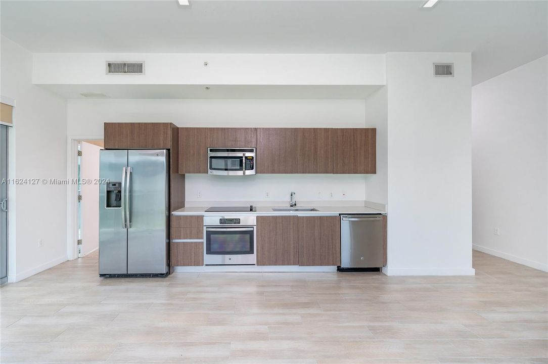 For Sale: $489,000 (2 beds, 2 baths, 973 Square Feet)