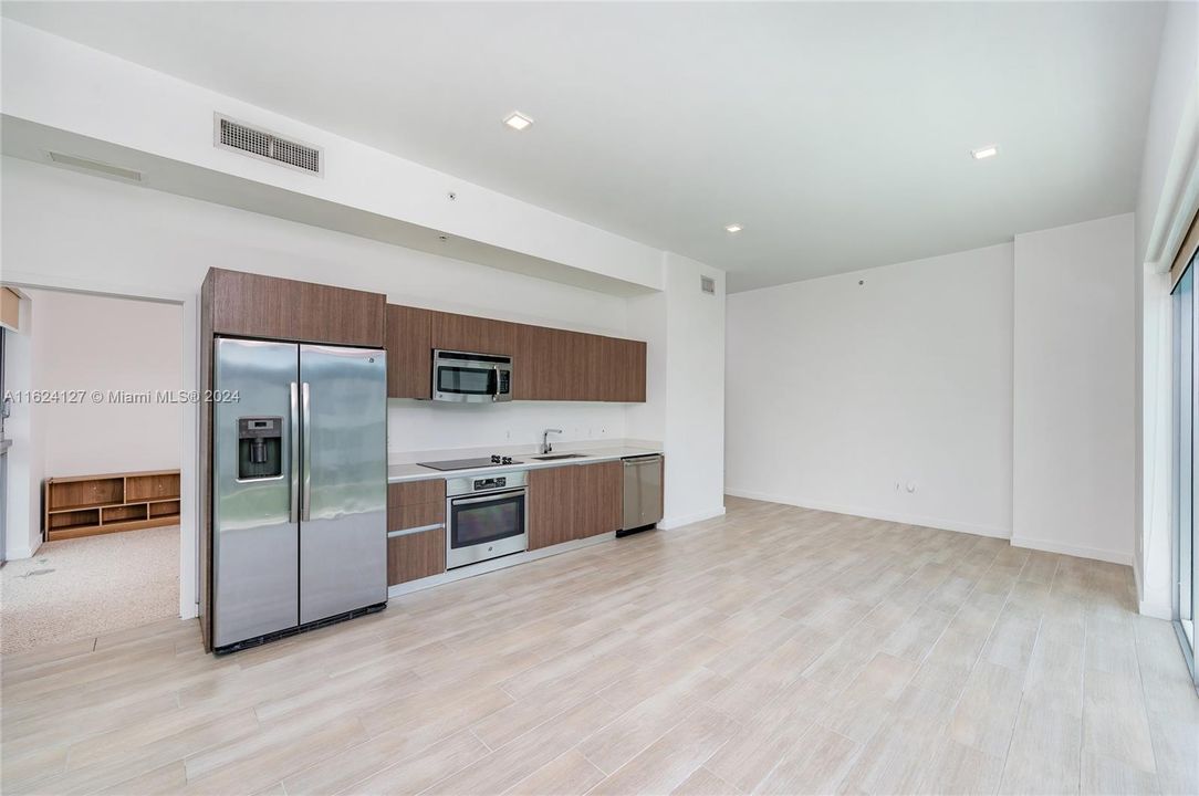 For Sale: $489,000 (2 beds, 2 baths, 973 Square Feet)