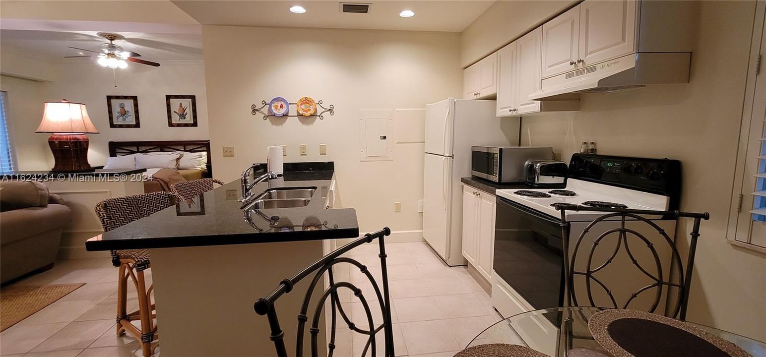 Recently Rented: $1,800 (1 beds, 1 baths, 705 Square Feet)