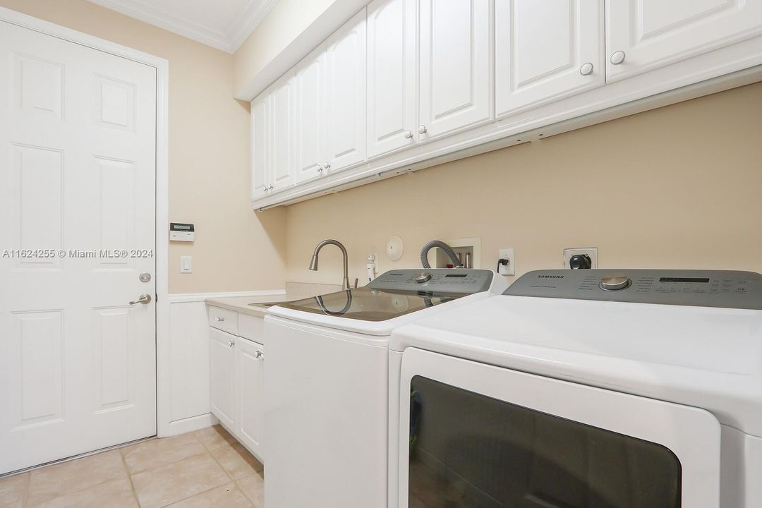 Недавно продано: $849,900 (4 спален, 3 ванн, 2788 Квадратных фут)