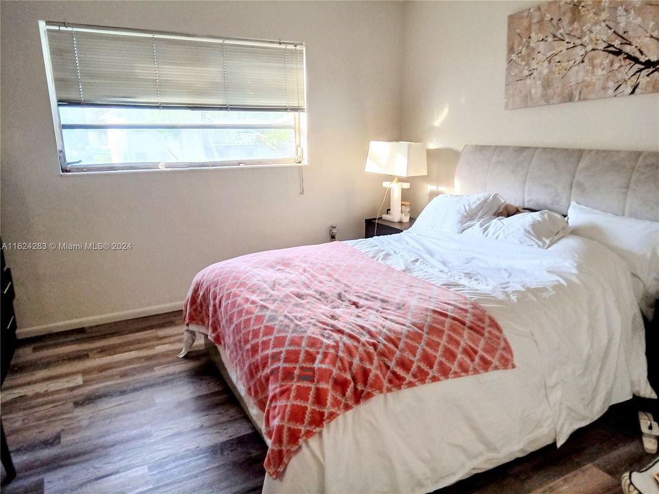 For Sale: $209,900 (1 beds, 1 baths, 635 Square Feet)