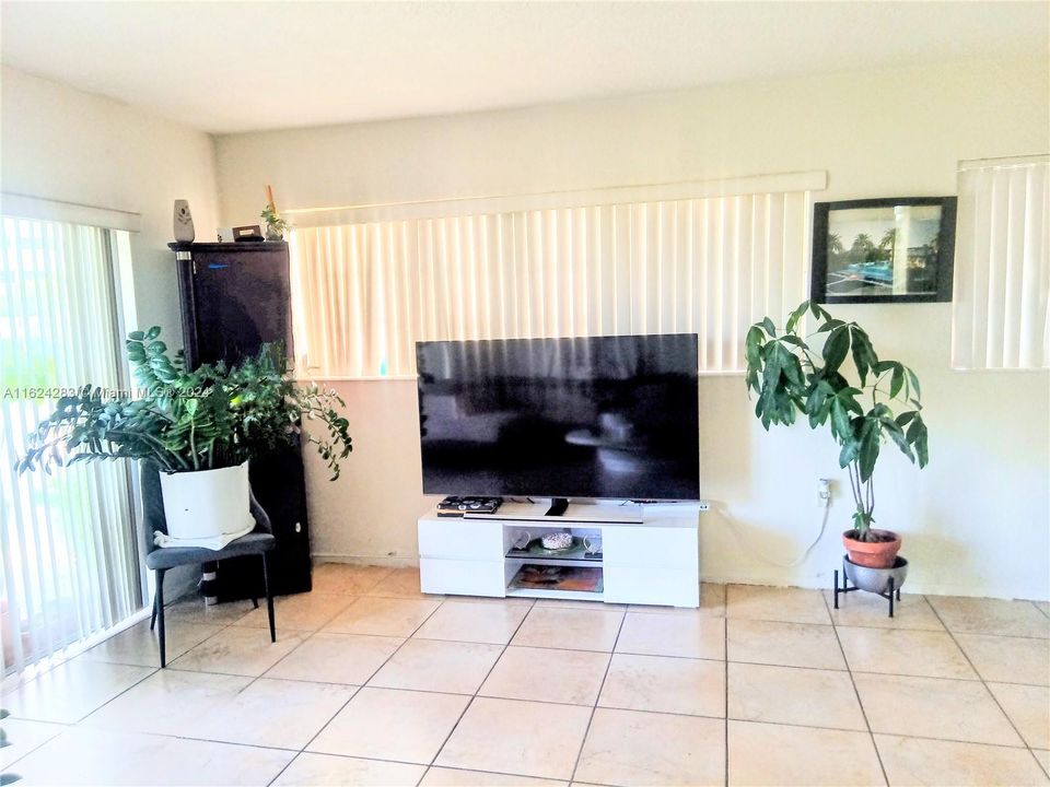 For Sale: $209,900 (1 beds, 1 baths, 635 Square Feet)