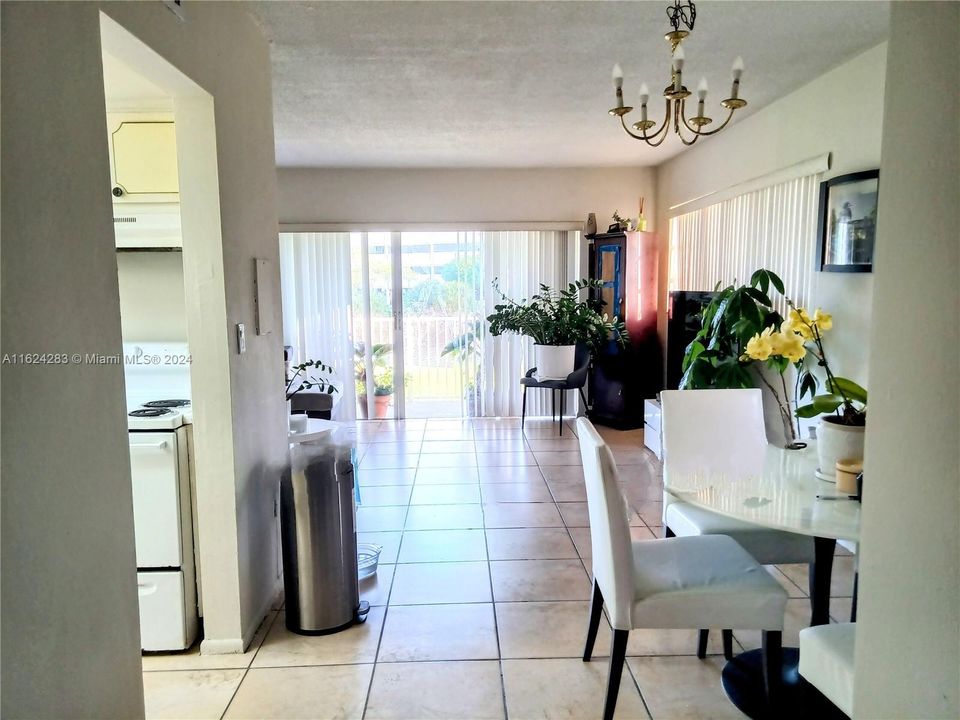 For Sale: $209,900 (1 beds, 1 baths, 635 Square Feet)