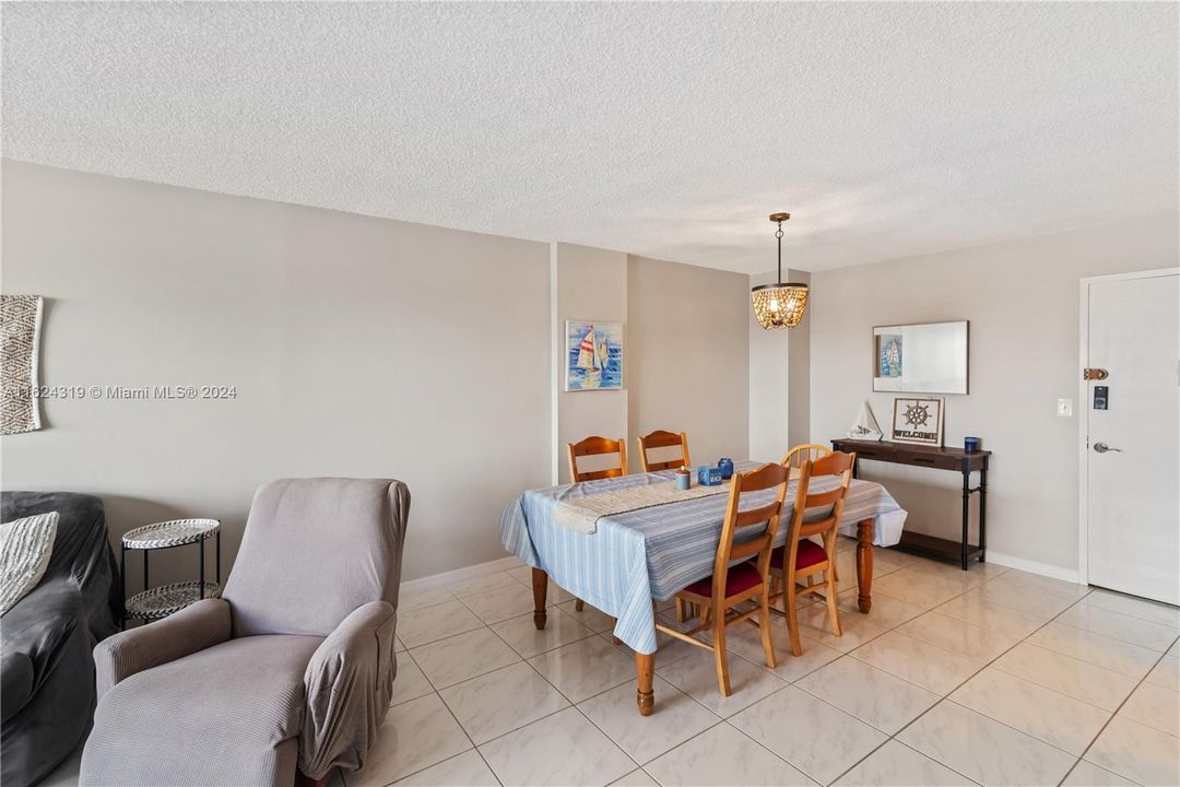 For Sale: $334,000 (2 beds, 2 baths, 1200 Square Feet)