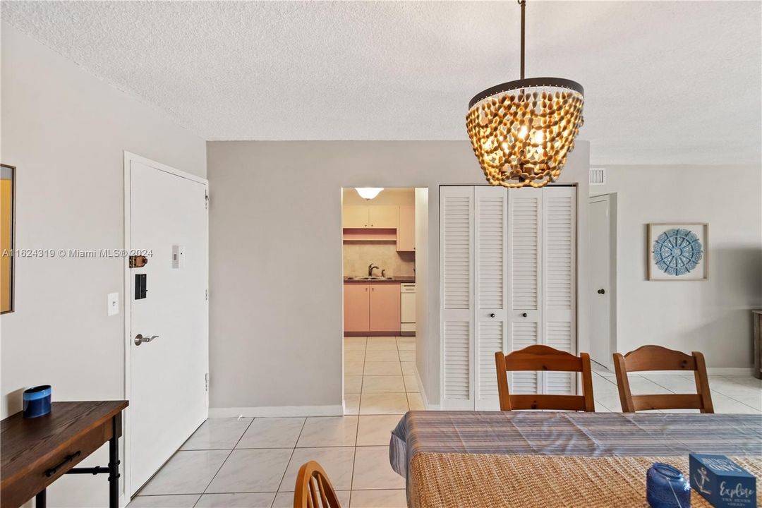 For Sale: $334,000 (2 beds, 2 baths, 1200 Square Feet)