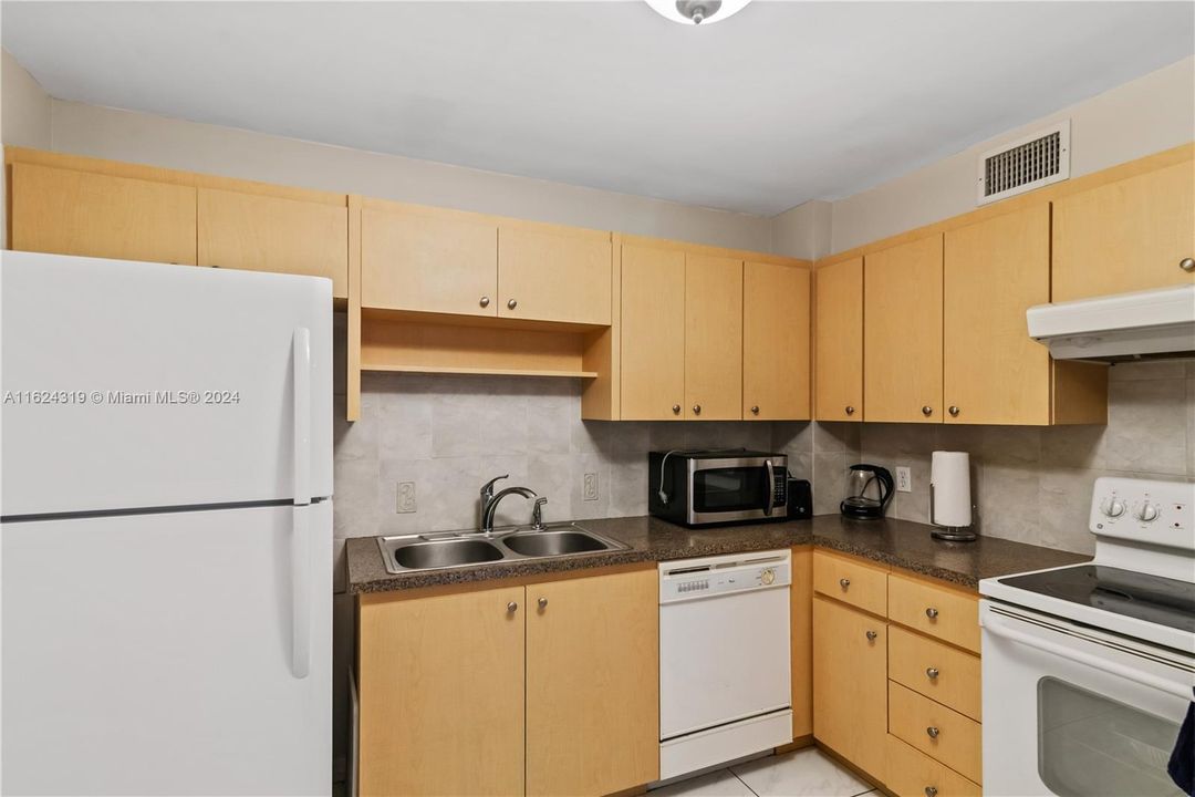 For Sale: $334,000 (2 beds, 2 baths, 1200 Square Feet)