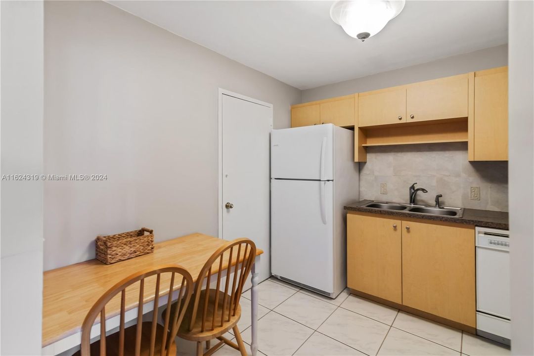 For Sale: $334,000 (2 beds, 2 baths, 1200 Square Feet)