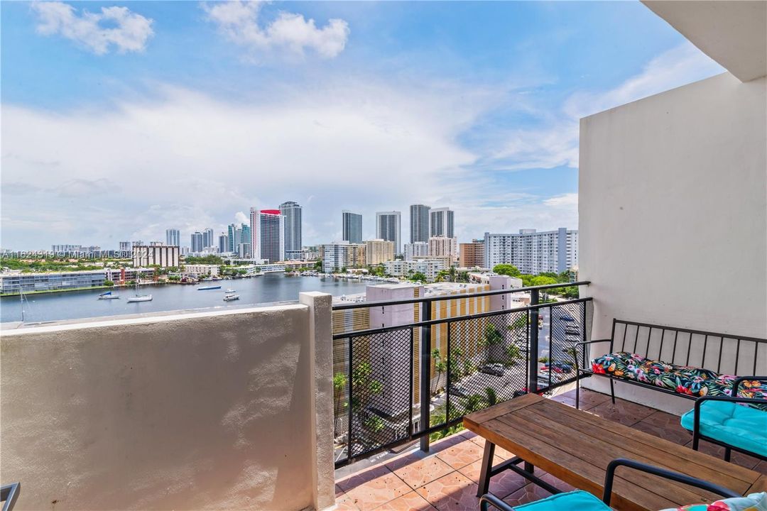 For Sale: $334,000 (2 beds, 2 baths, 1200 Square Feet)